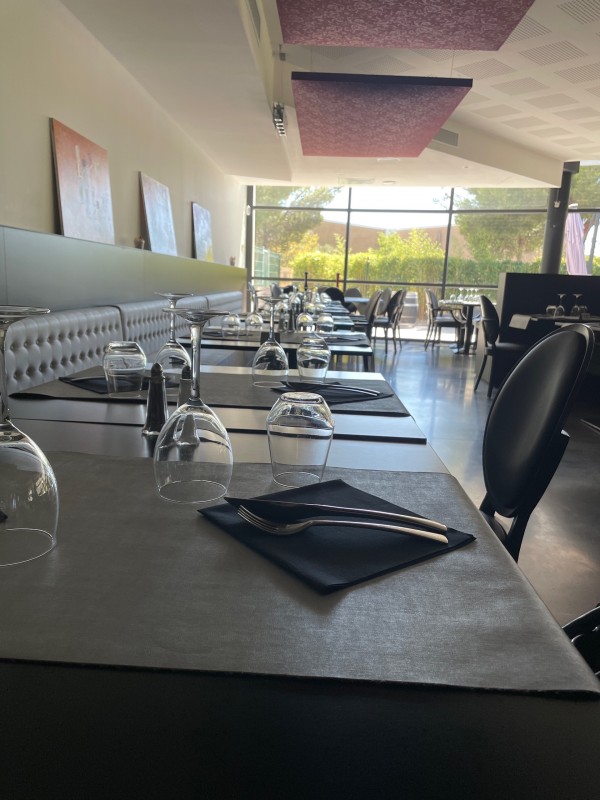 Pour les after Work profiter de notre salle dédiée avec de la musique sur Istres